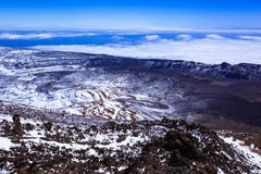 Schneebedeckte Berglandschaft, Ansicht der felsigen Landschaft von der Spitze des Berges, Vulkan, Wolken stockfoto Schneebedeckte Berglandschaft, Ansicht der felsigen Landschaft von der Spitze des Berges, Vulkan, Wolken stockfoto