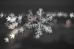 Schneeflocke mit unscharfem Farbhintergrund lizenzfreie stockfotografie Schneeflocke mit unscharfem Farbhintergrund lizenzfreie stockfotografie
