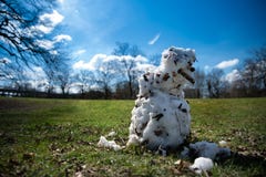 Schneemann, der im Frühjahr Sonne schmilzt stockbilder Schneemann, der im Frühjahr Sonne schmilzt stockbilder