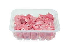 Schneiden Sie in Stückchen rohes Schweinefleisch im Kunststoffgehäuse stockfotos Schneiden Sie in Stückchen rohes Schweinefleisch im Kunststoffgehäuse stockfotos