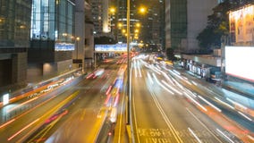 Schnelle Ampeln streifen in der Stadt nachts, Zeitspanne Schnelle Ampeln streifen in der Stadt nachts, Zeitspanne