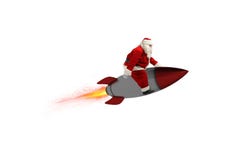Schnelle Lieferung von Weihnachtsgeschenken Santa Claus bereit, mit einer Rakete zu fliegen lokalisiert auf weißem Hintergrund lizenzfreie stockfotografie Schnelle Lieferung von Weihnachtsgeschenken Santa Claus bereit, mit einer Rakete zu fliegen lokalisiert auf weißem Hintergrund lizenzfreie stockfotografie