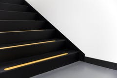 Schodki z żółtą linią obraz stock Schodki z żółtą linią obraz stock