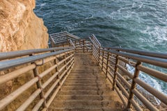 Schody ocean przy zmierzch falezami w San Diego zdjęcia stock Schody ocean przy zmierzch falezami w San Diego zdjęcia stock