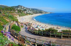 Schody wyrzucać na brzeg pod montażu kurortem, laguna beach Kalifornia. zdjęcia royalty free Schody wyrzucać na brzeg pod montażu kurortem, laguna beach Kalifornia. zdjęcia royalty free