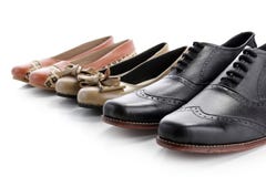 Schoenen op een rij op wit Royalty-vrije Stock Afbeeldingen Schoenen op een rij op wit Royalty-vrije Stock Afbeeldingen