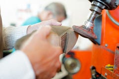 Schoenmaker die hielschoen vormen royalty-vrije stock foto's Schoenmaker die hielschoen vormen royalty-vrije stock foto's