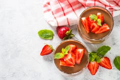 Schokolade panna Cottasüßspeise mit Erdbeeren im Glas lizenzfreie stockbilder Schokolade panna Cottasüßspeise mit Erdbeeren im Glas lizenzfreie stockbilder