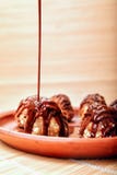 Schokolade wird auf geschüttet lizenzfreies stockfoto Schokolade wird auf geschüttet lizenzfreies stockfoto