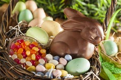 Schokoladen-Osterhase in einem Korb stockfoto Schokoladen-Osterhase in einem Korb stockfoto