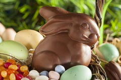Schokoladen-Osterhase in einem Korb stockbilder Schokoladen-Osterhase in einem Korb stockbilder