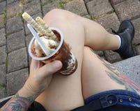 Schokoladeneiscremebecher mit gehackten Nüssen und Keksen stockfotos Schokoladeneiscremebecher mit gehackten Nüssen und Keksen stockfotos