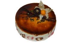 Schokoladenkuchen bedeckt mit Karamellsoße und mit Physalisblume verziert lizenzfreie stockbilder Schokoladenkuchen bedeckt mit Karamellsoße und mit Physalisblume verziert lizenzfreie stockbilder