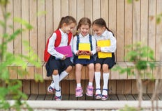 Schoo счастливого студента школьниц подруг детей элементарное стоковые фотографии rf Schoo счастливого студента школьниц подруг детей элементарное стоковые фотографии rf