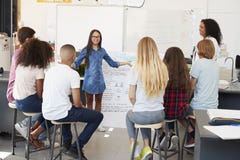 Schoolgirl presenting in front of science class, close up Royalty Free Stock Photography Schoolgirl presenting in front of science class, close up Royalty Free Stock Photography