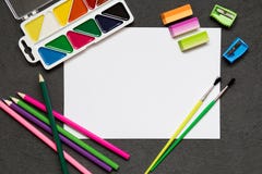 Schoolkantoorbehoeften op zwarte achtergrond, kleurpotloden, pennen, pijnen, document, borstels voor schoolonderwijs, exemplaarru stock foto's Schoolkantoorbehoeften op zwarte achtergrond, kleurpotloden, pennen, pijnen, document, borstels voor schoolonderwijs, exemplaarru stock foto's