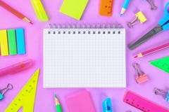 Schoollevering op violette achtergrond klaar voor uw ontwerp Vlak leg Hoogste mening De ruimte van het exemplaar stock afbeeldingen Schoollevering op violette achtergrond klaar voor uw ontwerp Vlak leg Hoogste mening De ruimte van het exemplaar stock afbeeldingen