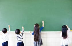 schoolstudenten die op bord trekken stock afbeelding schoolstudenten die op bord trekken stock afbeelding