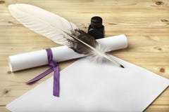 Schoon van leeg document, een rol, een gansveer, en een zwarte inktfles wordt gevestigd op een houten lijst Royalty-vrije Stock Foto's Schoon van leeg document, een rol, een gansveer, en een zwarte inktfles wordt gevestigd op een houten lijst Royalty-vrije Stock Foto's