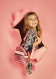 Schoonheid, jong geitjemanier, schoonheidsmiddelen, gezond haar Modieus meisje met mooi gezicht op grijze achtergrond Kapper en t stock foto's Schoonheid, jong geitjemanier, schoonheidsmiddelen, gezond haar Modieus meisje met mooi gezicht op grijze achtergrond Kapper en t stock foto's