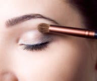 Schoonheids jong Meisje met Make-upborstels Natuurlijk maak Donkerbruine Vrouw met BLEU-Ogen goed Mooi gezicht makeover Perfecte royalty-vrije stock foto Schoonheids jong Meisje met Make-upborstels Natuurlijk maak Donkerbruine Vrouw met BLEU-Ogen goed Mooi gezicht makeover Perfecte royalty-vrije stock foto