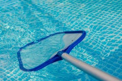 Schoonmakende pool met brailer stock afbeeldingen Schoonmakende pool met brailer stock afbeeldingen
