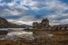 Schottland-Hochländer ziehen sich altes Stadtsee Loch Ness Chateau Ecosse Eileen Donan zurück stockbild Schottland-Hochländer ziehen sich altes Stadtsee Loch Ness Chateau Ecosse Eileen Donan zurück stockbild