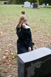 Schreeuwende vrouw in begraafplaats stock foto Schreeuwende vrouw in begraafplaats stock foto