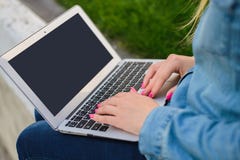 Schreibenmitteilung der Frau zu ihrem Freund, der modernen Laptop, Abschluss aufbraucht stockbilder Schreibenmitteilung der Frau zu ihrem Freund, der modernen Laptop, Abschluss aufbraucht stockbilder