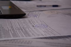 Schreibtisch mit Papieren, den Empf?ngen und den Dokumenten Arbeit mit Dokumenten an der Anlage oder am Unternehmen Laptop oder C stockfoto Schreibtisch mit Papieren, den Empf?ngen und den Dokumenten Arbeit mit Dokumenten an der Anlage oder am Unternehmen Laptop oder C stockfoto