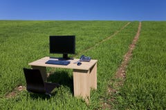 Schreibtisch, Telefon u. Computer auf dem grünen Gebiet mit Pfad stockfoto Schreibtisch, Telefon u. Computer auf dem grünen Gebiet mit Pfad stockfoto