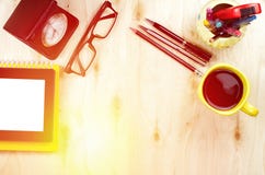 Schreibtischfunktion und Tablette, Bürozubehör mit Tasse Kaffee in Morgenarbeitskonzept stockbilder Schreibtischfunktion und Tablette, Bürozubehör mit Tasse Kaffee in Morgenarbeitskonzept stockbilder