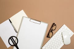 Schreibtischtabelle mit Klemmbretttastaturnotizbuchgläsern und -scheren Spott herauf Schablone Beschneidungspfad eingeschlossen - lizenzfreie stockbilder Schreibtischtabelle mit Klemmbretttastaturnotizbuchgläsern und -scheren Spott herauf Schablone Beschneidungspfad eingeschlossen - lizenzfreie stockbilder