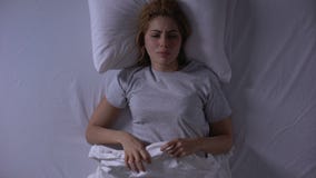 Schreiendes Lügen der attraktiven Frau in ihrem Bett an der Nacht, an der weiblichen Schwäche und an der Zerbrechlichkeit stock footage Schreiendes Lügen der attraktiven Frau in ihrem Bett an der Nacht, an der weiblichen Schwäche und an der Zerbrechlichkeit stock footage