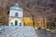 Schrein von Acqua-` ` ` Geheimmittel Signoraengen tals, Genua, Genua, Provinz, Valbrevenna, Ligurien, Italien lizenzfreie stockfotografie Schrein von Acqua-` ` ` Geheimmittel Signoraengen tals, Genua, Genua, Provinz, Valbrevenna, Ligurien, Italien lizenzfreie stockfotografie