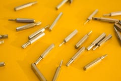 Schroevedraaier op een gele achtergrond, concept wordt geplaatst dat stock afbeelding Schroevedraaier op een gele achtergrond, concept wordt geplaatst dat stock afbeelding