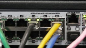Schuif dichte omhooggaand van kabels en lichten op een server stock footage Schuif dichte omhooggaand van kabels en lichten op een server stock footage