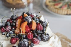 Schuimgebakjecake met vruchten en bessen royalty-vrije stock fotografie Schuimgebakjecake met vruchten en bessen royalty-vrije stock fotografie