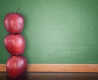 Schule-Ausbildungs-Tafel mit Äpfeln Schule-Ausbildungs-Tafel mit Äpfeln