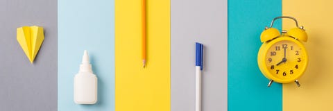 Schule und Büroartikel auf hellem gestreiftem Hintergrund Konzept: zurück zu Schule Minimalismus Lange Fahne stockfoto Schule und Büroartikel auf hellem gestreiftem Hintergrund Konzept: zurück zu Schule Minimalismus Lange Fahne stockfoto