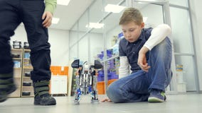 Schuljungen, die selbst gemacht Elefantroboter am Ingenieurschulelabor herstellen stock footage Schuljungen, die selbst gemacht Elefantroboter am Ingenieurschulelabor herstellen stock footage