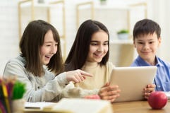 Schulkinder mit dem Tablet-Computer, der Spaß auf Bruch hat lizenzfreies stockfoto Schulkinder mit dem Tablet-Computer, der Spaß auf Bruch hat lizenzfreies stockfoto