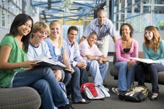 Schulkinder und ihr Lehrer in einer Kategorie lizenzfreies stockbild Schulkinder und ihr Lehrer in einer Kategorie lizenzfreies stockbild