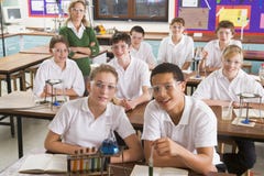 Schulkinder und Lehrer in der Wissenschaftskategorie lizenzfreie stockbilder Schulkinder und Lehrer in der Wissenschaftskategorie lizenzfreie stockbilder