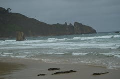 Schuss der Wellen, die zum Strand und weg zu einem schönen Cliff On The Beach Of-EL Aguilar an einem regnerischen Tag kommen 29. stockfotos Schuss der Wellen, die zum Strand und weg zu einem schönen Cliff On The Beach Of-EL Aguilar an einem regnerischen Tag kommen 29. stockfotos