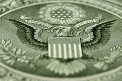 Schuss des schiefen Winkels der Rückseite der US ein Dollarschein, den Weißkopfseeadler kennzeichnend stockfoto Schuss des schiefen Winkels der Rückseite der US ein Dollarschein, den Weißkopfseeadler kennzeichnend stockfoto
