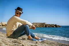 Schuss in voller Länge des jungen Mannes auf einem Strand lizenzfreies stockbild Schuss in voller Länge des jungen Mannes auf einem Strand lizenzfreies stockbild