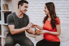 Schwangere Frau isst einen Salat lizenzfreie stockfotos Schwangere Frau isst einen Salat lizenzfreie stockfotos