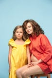 Schwangere Mutter mit jugendlich Tochter Familienstudioporträt über blauem Hintergrund stockbild Schwangere Mutter mit jugendlich Tochter Familienstudioporträt über blauem Hintergrund stockbild