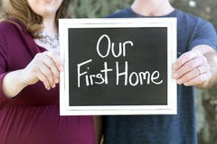 Schwangere neue Familie, die ihr neues Haus hält unser erstes Hauptzeichen kauft lizenzfreies stockfoto Schwangere neue Familie, die ihr neues Haus hält unser erstes Hauptzeichen kauft lizenzfreies stockfoto